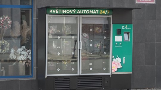 Automaty na květiny i svíčkovou s knedlíkem - zobrazit video