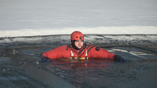 Mráz, led, obleva a záchrana tonoucího na ledě - przedstawić wideo