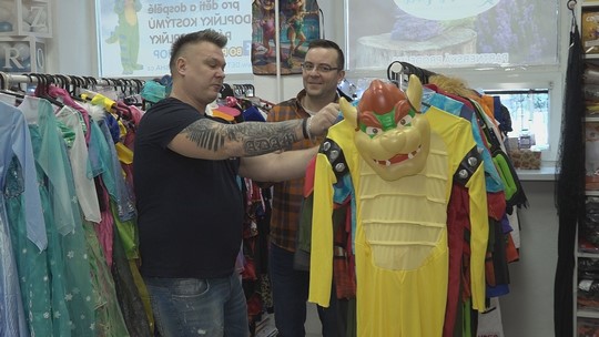 Horník vyměnil důl za obchod s kostýmy - przedstawić wideo