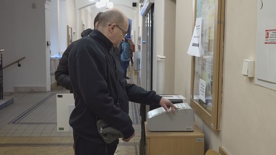 Radniční rezervační systém lidem šetří čas - przedstawić wideo