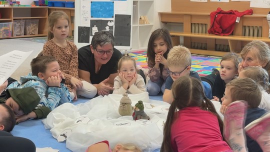 Školka FIT propojila svět dětí, babiček a dědečků - przedstawić wideo